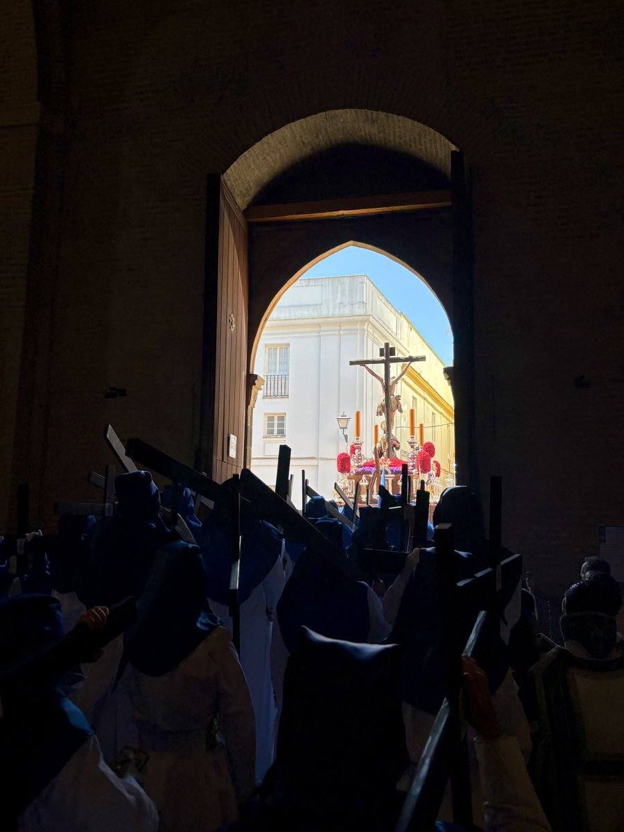 ResurreccionSev's tweet photo. La @HdadHiniesta ya realiza su estación de penitencia después de salir de la Iglesia de Santa Marina. Tras la primera levantá del paso de palio sonó “Aurora de Santa Marina” y al volverse a nuestros Titulares se dedicó una levantá a nuestra Hermandad. https://t.co/hVsvNy0O1w