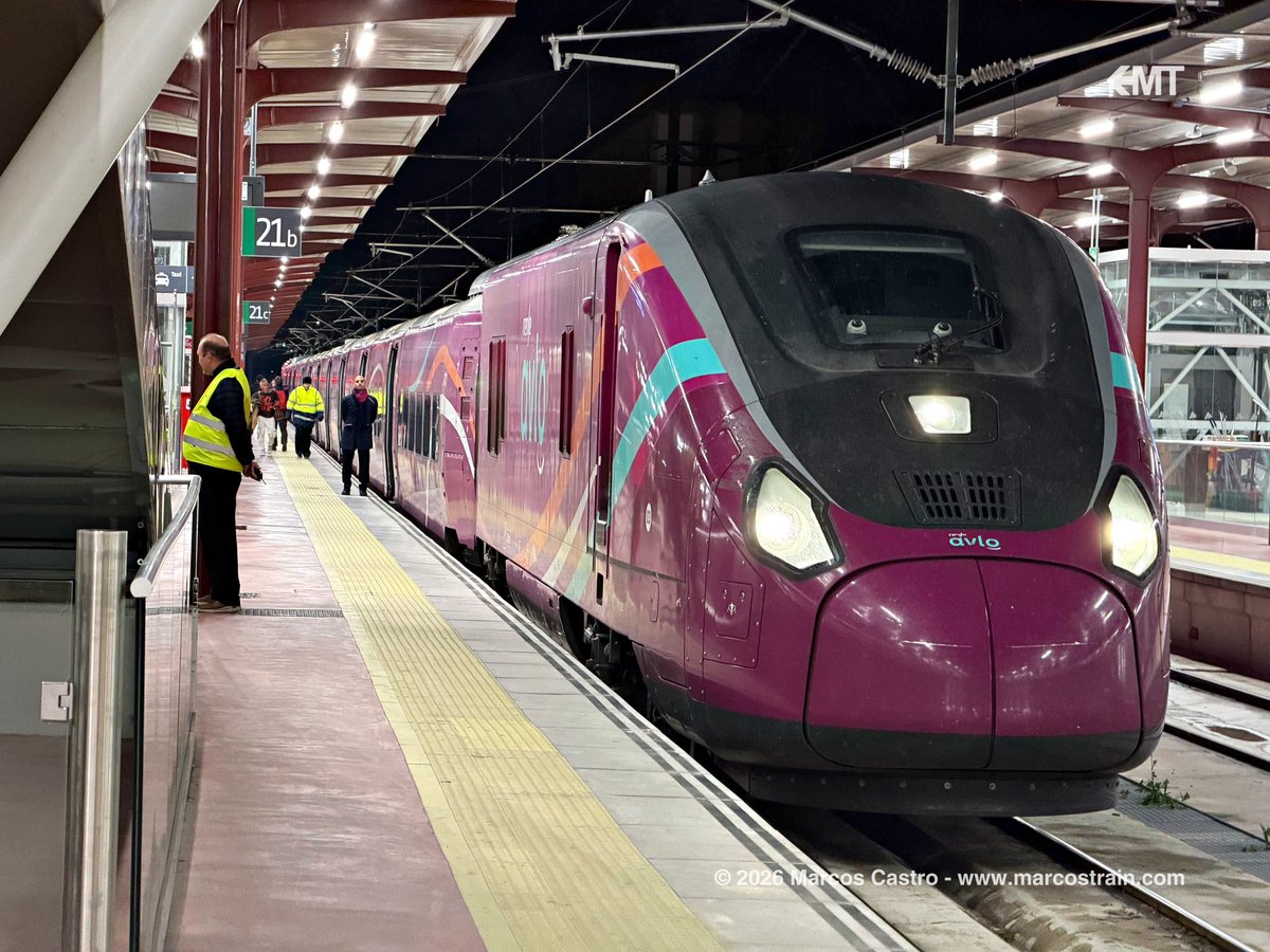 marcostrain's tweet photo. 🚄🇪🇸 Travelling with the #AVL5214 from Madrid-Chamartín to València-Joaquín Sorolla, the last #AVLO service of the day. This is the low-cost product of @Renfe, with a single class in a 3+2 seating layout. The journey takes 2h 5min, stopping at every station, and tickets from €7. https://t.co/Pj5pucv1Uq