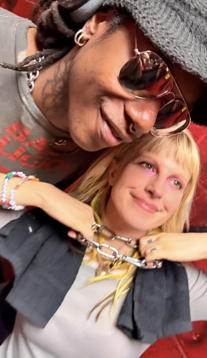 paramore_tour's tweet photo. New photo of Hayley backstage last night in Atlanta with Liamette Gray https://t.co/RjnZMEnLyZ