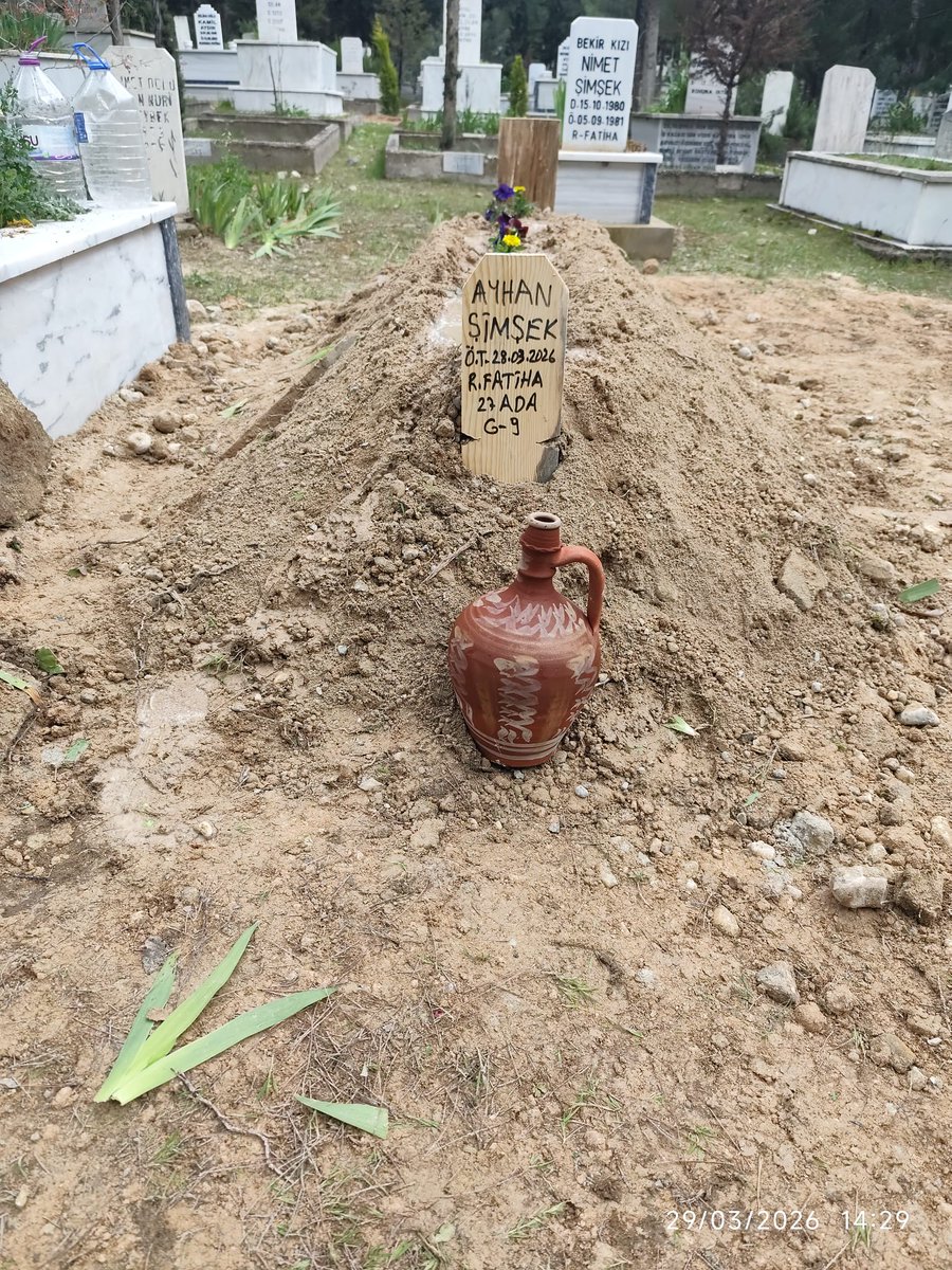 BERAAT ETTİ, GÖREVİNE DÖNDÜRÜLMEDİ, KANSER OLDU VE VEFAT ETTİ

Yedi ay önce mide kanseri teşhisi konulan KHK'lı sınıf öğretmeni Ayhan Şimşek (49), dün Denizli'de hayatını kaybetti. 

Şimşek, Bank Asya’ya para yatırmak, Aktif Eğitimciler Sendikası’na üye olmak, Cihan Medya Dağıtım