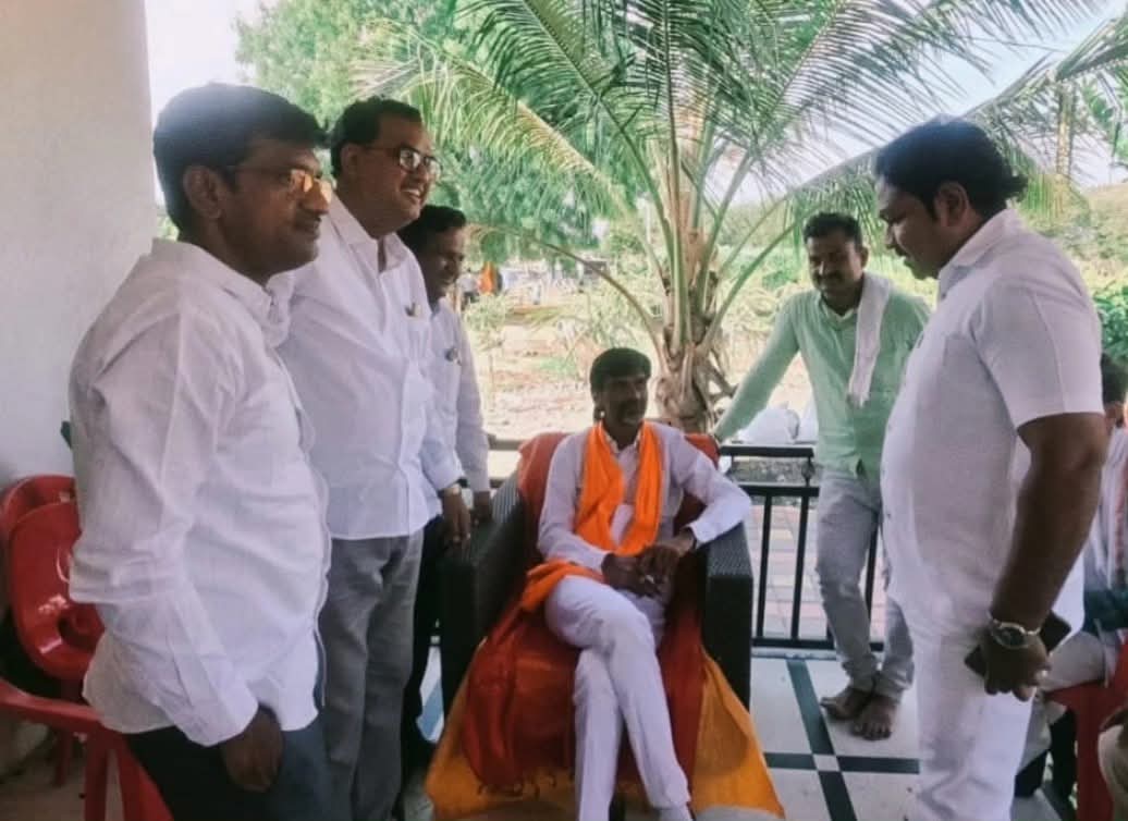 pawar_office's tweet photo. 🚩 सरपंच सेवा संघाच्या शिष्टमंडळाने घेतली मनोज जरांगे पाटील यांची सदिच्छा भेट! 🚩
मराठा आरक्षण लढ्याचे जननायक मा. मनोज जरांगे पाटील यांची 'सरपंच सेवा संघाच्या' शिष्टमंडळाने आज सदिच्छा भेट घेतली. https://t.co/w2E45L9L0V