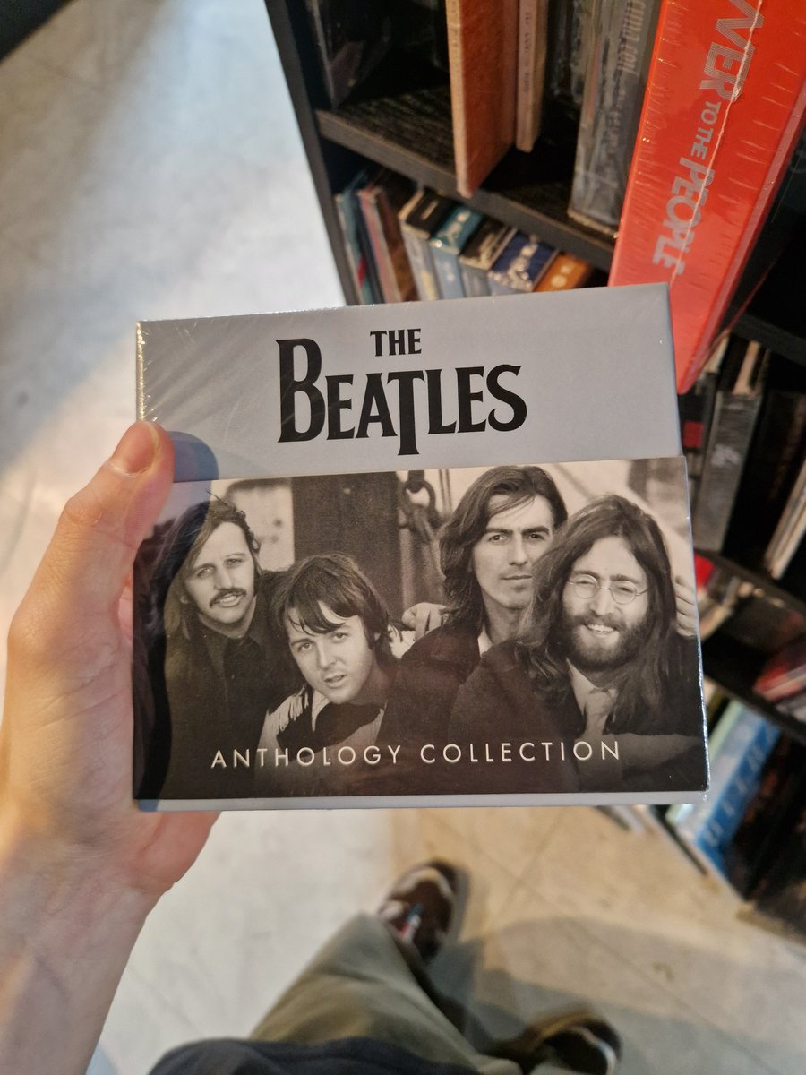 hmvBelfast's tweet image. Dont forget to check our CD boxset section in store now!

Includes releases from your favourite artists like The Beatles, David Bowie and Green Day!

#cd #boxset #hmv #hmvbelfast