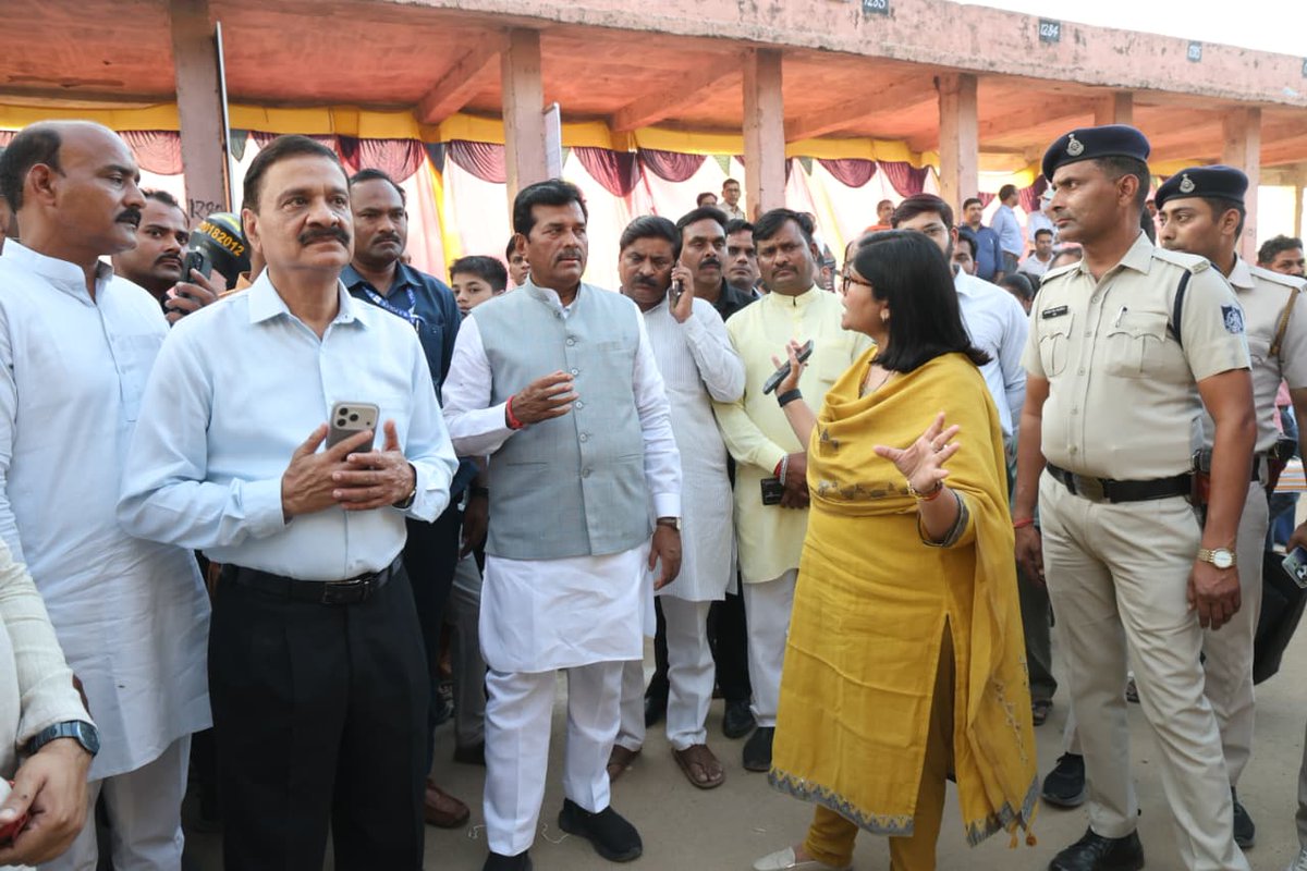 PROJSGwalior's tweet image. तीन दिवसीय अग्नि सुरक्षा मेला शुरू 
मंत्रीगण श्री नारायण सिंह व श्री तोमर एवं सांसद श्री कुशवाह अग्नि सुरक्षा मेला पहुँचे 
अग्निशमन उपकरण चलाने की प्रक्रिया सीखी और उपकरण भी खरीदे 
जिलेवासियों से की अग्नि सुरक्षा मेले का लाभ उठाने की अपील 
#gwalior
#firesafety 
@BharatBjp11