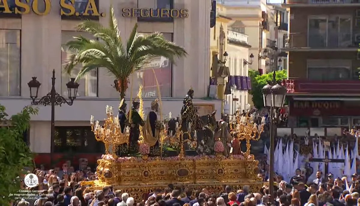 PasionDeSevilla's tweet photo. 🔴 HISTÓRICO la @Hdad_Amor ya está en la Campana y es la primera vez que no pasa por la Plaza del Duque 

#SSantaSevilla26 https://t.co/kdAjEtHlkr