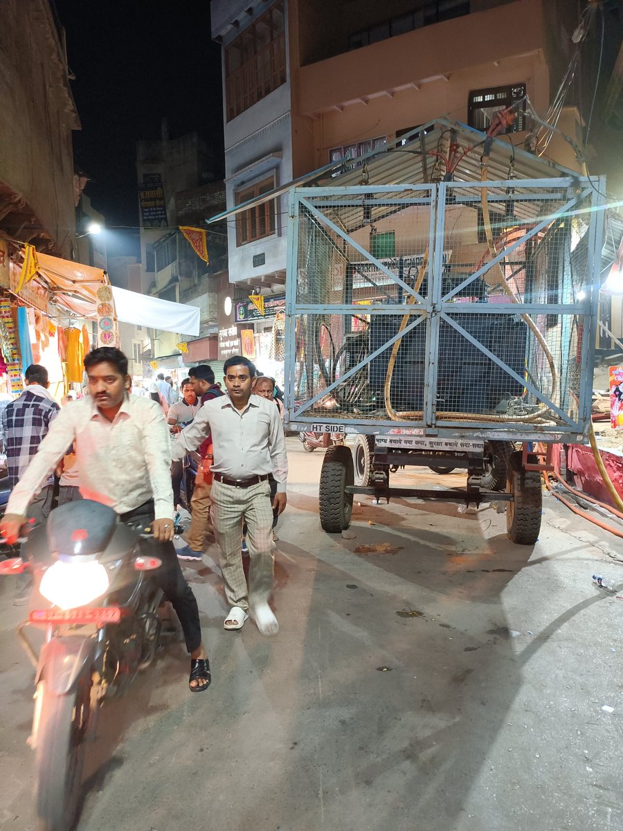 ibtvpctrust's tweet photo. @aksharmaBharat @narendramodi @myogiadityanath @PMOIndia @CMOfficeUP @BJP4India @BJP4UP @UPGovt @mygovindia @PuVVNLHQ @MVVNLHQ @PUVVNLPRTAPGARH @puvvnlballia एक ट्रासफोर्मर चैन्ज ना कर लगभग३६,धन्टे से अधिक समय से मुख्य मंदिर के नीचे व्यस्थ संडक मार्ग अवरूद्ध किया गया है। https://t.co/X4EyRui0En