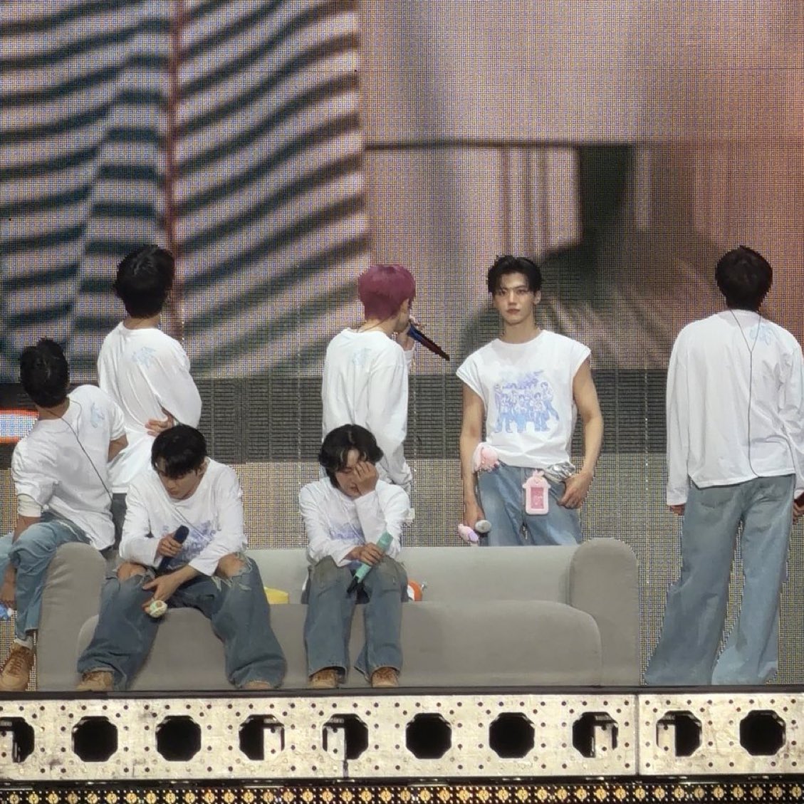 MAINDANCERPJS's tweet photo. i noticed this while they were performing like they were trying so hard to avoid each other’s gaze cause they know once they meet an eye of their member with tears they will break down……. https://t.co/eHc79VJEBU