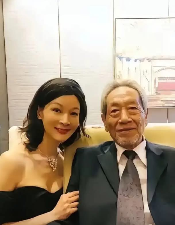 yibingsg's tweet photo. 2013年，30岁的饶芯语，疯狂追求67岁的王奎荣。她对王奎荣说：车子、房子、票子我都有，不要你一分钱彩礼，你娶我就行了。

这话搁现在听，照样让人心里咯噔一下。一个30岁的姑娘，长得不差，还是北影科班出身，怎么就铁了心要嫁给一个比自己爹还大十���岁的男人？当时网上都炸锅了，说她图名图利的有，说她脑子进水了的也有。连她父母都气得要跟她���绝关系，觉得这闺女怕是疯了。
可大伙儿不知道的是，王奎荣那会儿虽然67了，但身上那股子劲儿，真不是一般年轻人能比的。他是山东蓬莱人，46岁才正式出道，可在这之前，他干了件特狠的事儿——40岁那年，辞了工厂的铁饭碗，跑去考中戏。那会儿他已经是车间副主任了，媳妇儿不理解，闹到最后婚也离了。旁人觉得他这是放着好日子不过瞎折腾，可王奎荣心里明白，这一辈子要是没演过戏，他闭不上眼。
在《打狗棍》剧组碰上饶芯语那会儿，饶芯语正被导演骂得狗血淋头，躲角落里掉眼泪。王奎荣走过去，没讲什么大道理，就拿着剧本，一句一句帮她抠台词，告诉她这儿气��怎么喘，那儿眼神该怎么给。在饶芯语眼里，这人根本不是什么大明星，就是个能把戏演活了的倔老头。
后来她才知道，王奎荣拍戏那是真玩命。有一场戏需要生吃蟑螂，他二话不说抓起来就往嘴里塞，连剧组的人都看傻了。有人问他图啥，他就一句话：“要对得起这个角色。”饶芯语说，那一刻她就认定了，这男人心里有团火，烧了几十年都没灭。
饶芯语自己也是从苦日子里熬出来的。贵州都匀大山里的布依族姑娘，家里穷，爹妈常年在外打工，她从小就得拉扯弟弟妹妹。后来一个人跑到北京考电影学院，住地下室，吃泡面，白天跑龙套，晚上还得出去送外卖。她太知道什么叫没着没落了，所以当王奎荣像个定海神针一样出现在她面前，告诉她“别慌，慢慢来”的时候，她根本不在乎那37岁的差距。
婚后她直接退出了演艺圈，没接新戏，没发通稿。王奎荣69岁那年，女儿出生了，71岁又添了个儿子。老爷子高兴得不行，但不敢歇啊——孩子还小，得挣奶粉钱。76岁那年，他还在谈百亿的文旅项目。饶芯语心疼他，专门去考了营养师，每天五点多起来给他熬粥，还自学了针灸按摩，等他拍完戏回来给他松筋骨。
如今十几年过去了，王奎荣80了，出门还得靠拐杖，可只要一进片场，精气神立马就回来了。饶芯语偶尔被拍到，脸上没什么沧桑感，倒是一脸安稳。去年有人看见王奎荣蹲在道具箱边啃包子，饶芯语蹲旁边给他剥橘子，俩人分着吃，孩子在房车里写作业。那种���契，装不出来。
你说这世道，什么才是般配？是门当户对，还是年龄相仿？要我说，都不是。是那个凌晨三点收工回家，先摸摸孩子额头，再给媳妇儿热杯牛奶的人；是你累得不行的时候，有人愿意为了你，把自己活成一个战士。
有些感情，外头看着荒唐，里头却结结实实。人这一辈子，能找到一个让你觉得“值了”的人，那就够了。