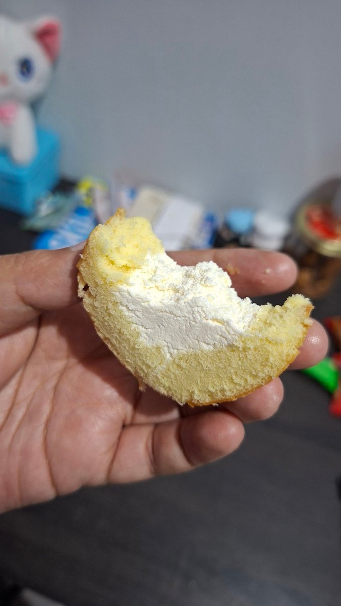 Demi apa momoyo enak banget, krimnya nyusu - segini 24k dapet 4 potong