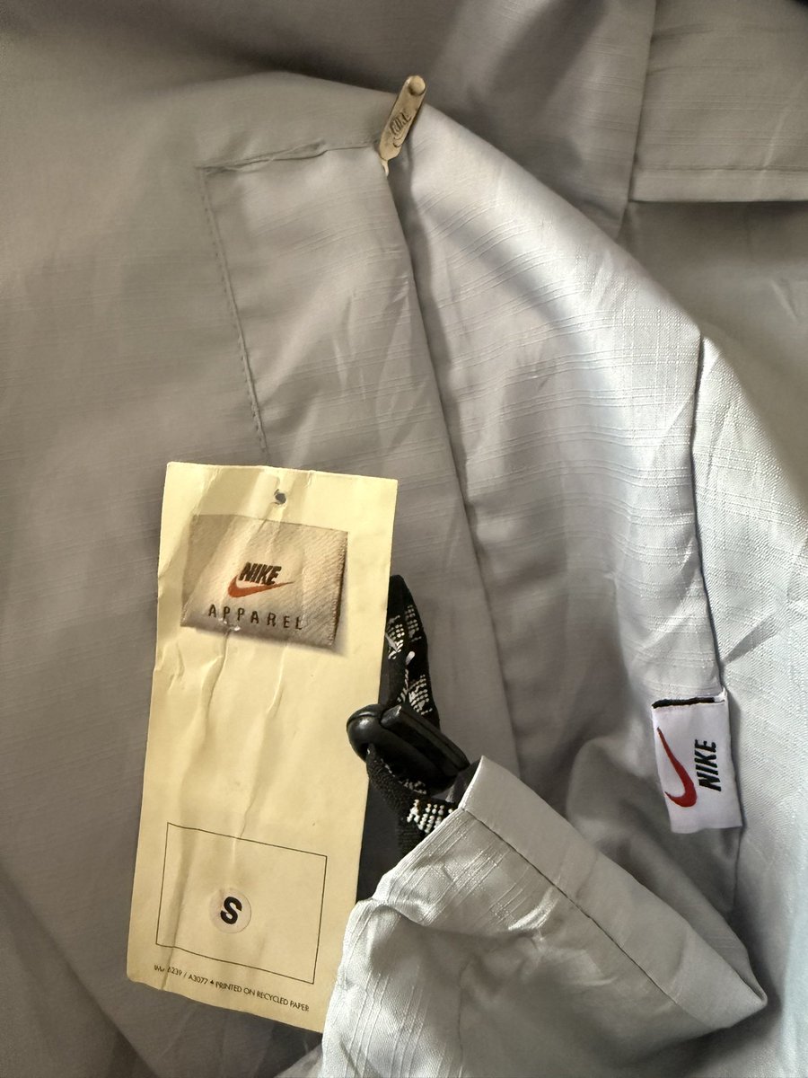 HofVS's tweet photo. It’s not just football shirts ⚽️ here at House Of Vintage Sports. This Nike 90s dead stock jacket, BNWT in a size adults small, is available now in our eBay store 🙌🙏🏼 

#Nike #Vintage https://t.co/dNWxAjq5vB