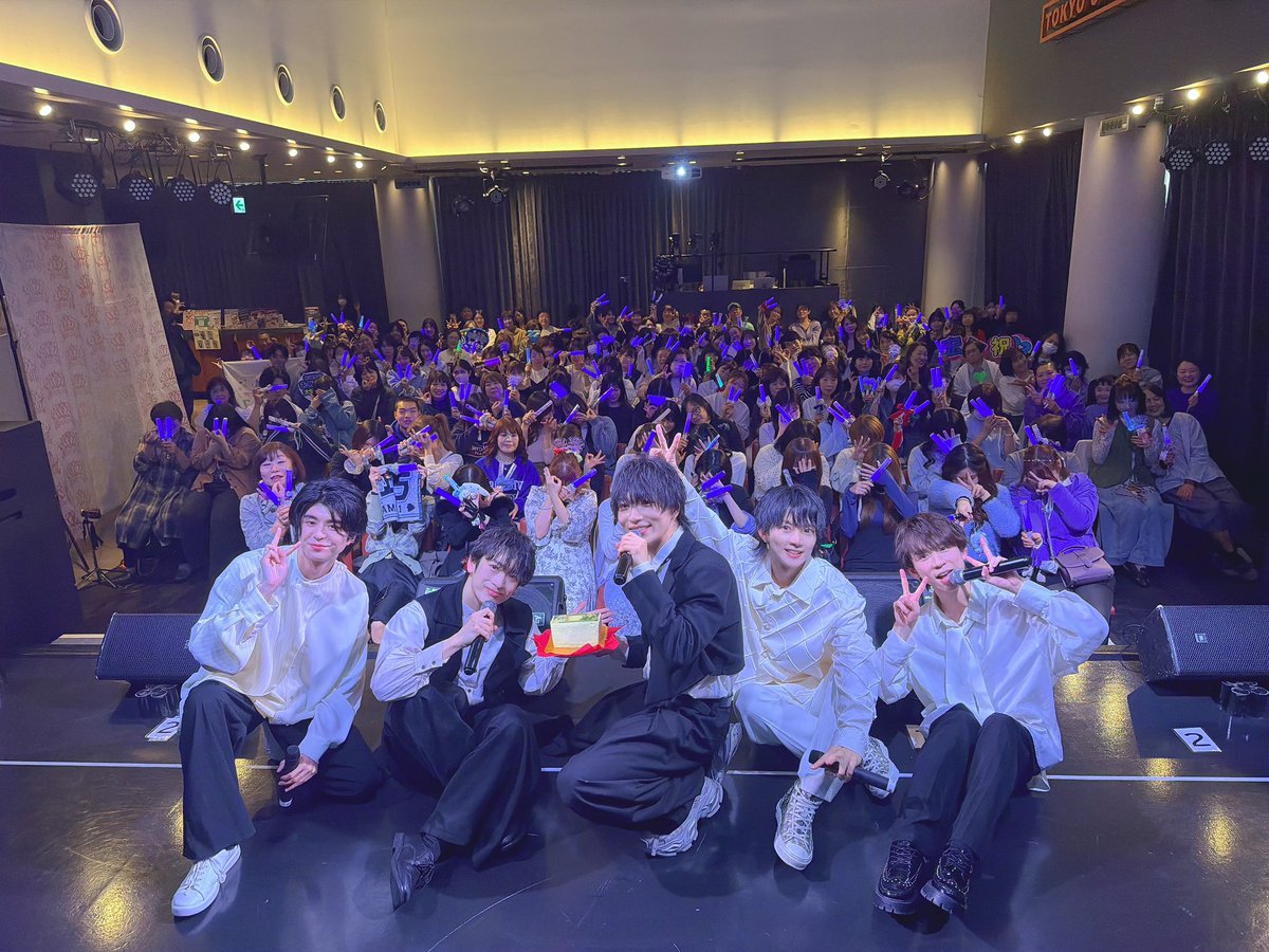 Kamengumi_staff's tweet photo. 華MEN組〈第14回〉定期コンサート”華コン”第1部・第2部無事にパフォーマンスが終了しました‼️

ご来場いただきました皆さま誠にありがとうございました‼️

【昼公演】では"歌"で魅せる華MEN組を
【夜公演】では"踊り"で魅せる華MEN組をお届けしましたがいかがでしたでしょうか⁉️

今回もとても素敵なピアノの演奏をしてくださった #長尾真奈 (@mn2go)様ありがとうございました‼️✨️

さらに‼️
昨日に続きステージ上にてサプライズでコウジのバースデーをお祝いさせていただきました‼️🌸

こうして皆さまと音楽で繋がることができる幸せな時間を共にすることができとても嬉しく思います😊

明日はいよいよ17days最終日‼️
最終日も僕たちのパフォーマンスで皆さまの心に「華」を咲かせられるように全力で頑張ってまいります‼️🔥