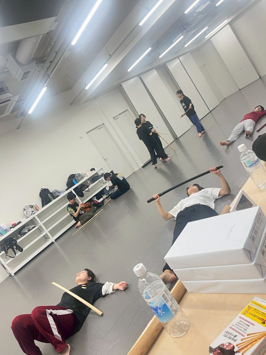 KC5_25th's tweet photo. 【稽古場日誌4日目】
皆さんこんにちは！！！かっちゃです🙌
本日も基礎とマットを使った稽古でした。手押し車リレーでは四年生たちが思い知らされました😇 ウサギと亀とはこのことでしょうか。

3/29 第3の選択肢。それは自己犠牲だった https://t.co/uZrvrUeNvD