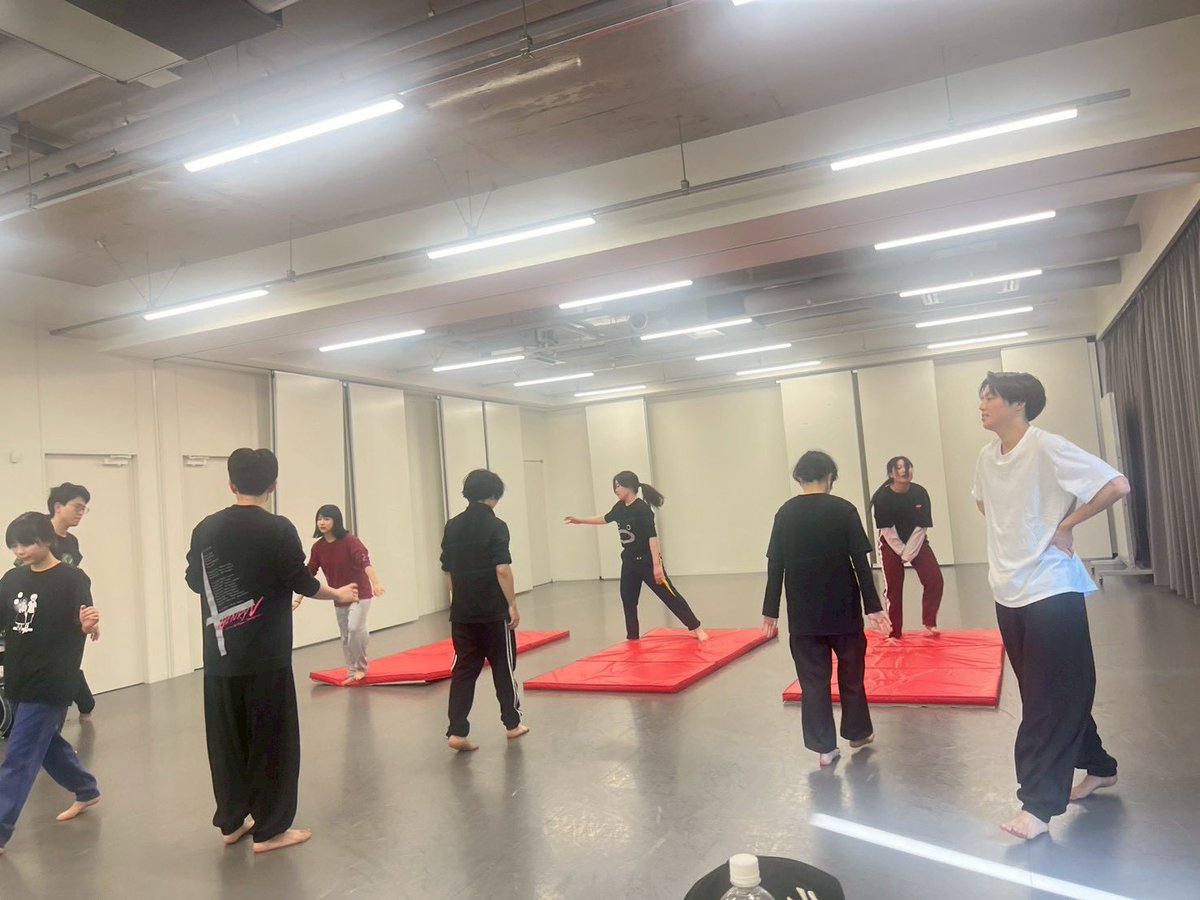 KC5_25th's tweet photo. 【稽古場日誌4日目】
皆さんこんにちは！！！かっちゃです🙌
本日も基礎とマットを使った稽古でした。手押し車リレーでは四年生たちが思い知らされました😇 ウサギと亀とはこのことでしょうか。

3/29 第3の選択肢。それは自己犠牲だった https://t.co/uZrvrUeNvD