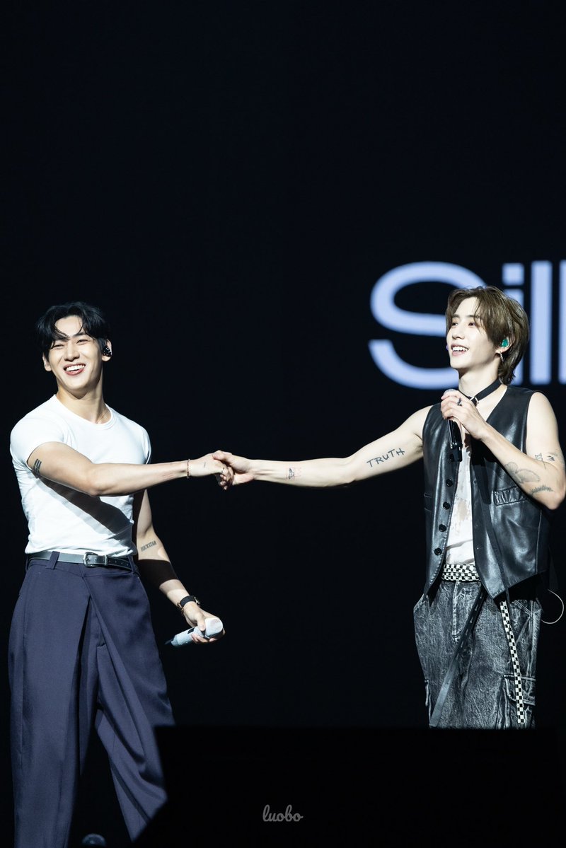 มาร์คแบมนี่เขาชอบจับมือกันแบบนี้จริงๆ