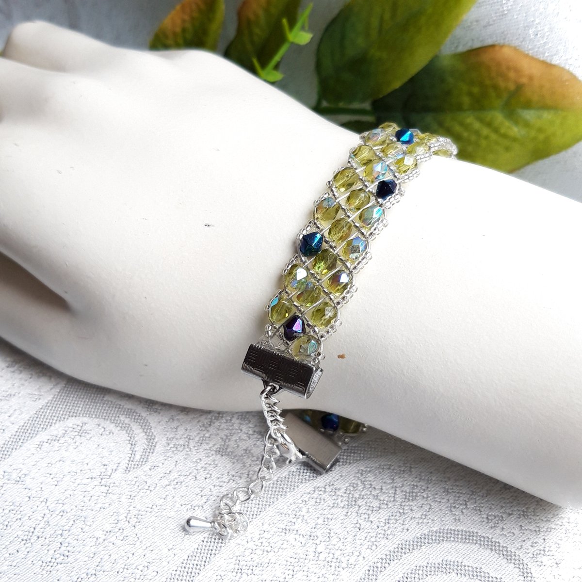 Cheryls_Jewels's tweet image. This beautiful bracelet is a lattice design of peridot green and deep purple crystals. Adjustable with the extender chain so that you can get the perfect fit etsy.com/uk/listing/519… #UKGiftAM #shopindie #UKGiftHour #earlybiz #MHHSBD