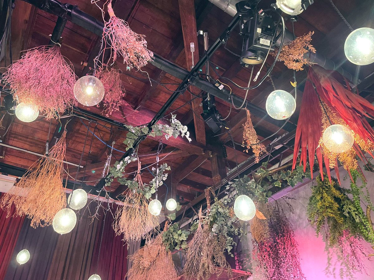 ライブ&amp;カフェ板橋ファイト！の天井が可愛かった、、照明もとても綺麗。