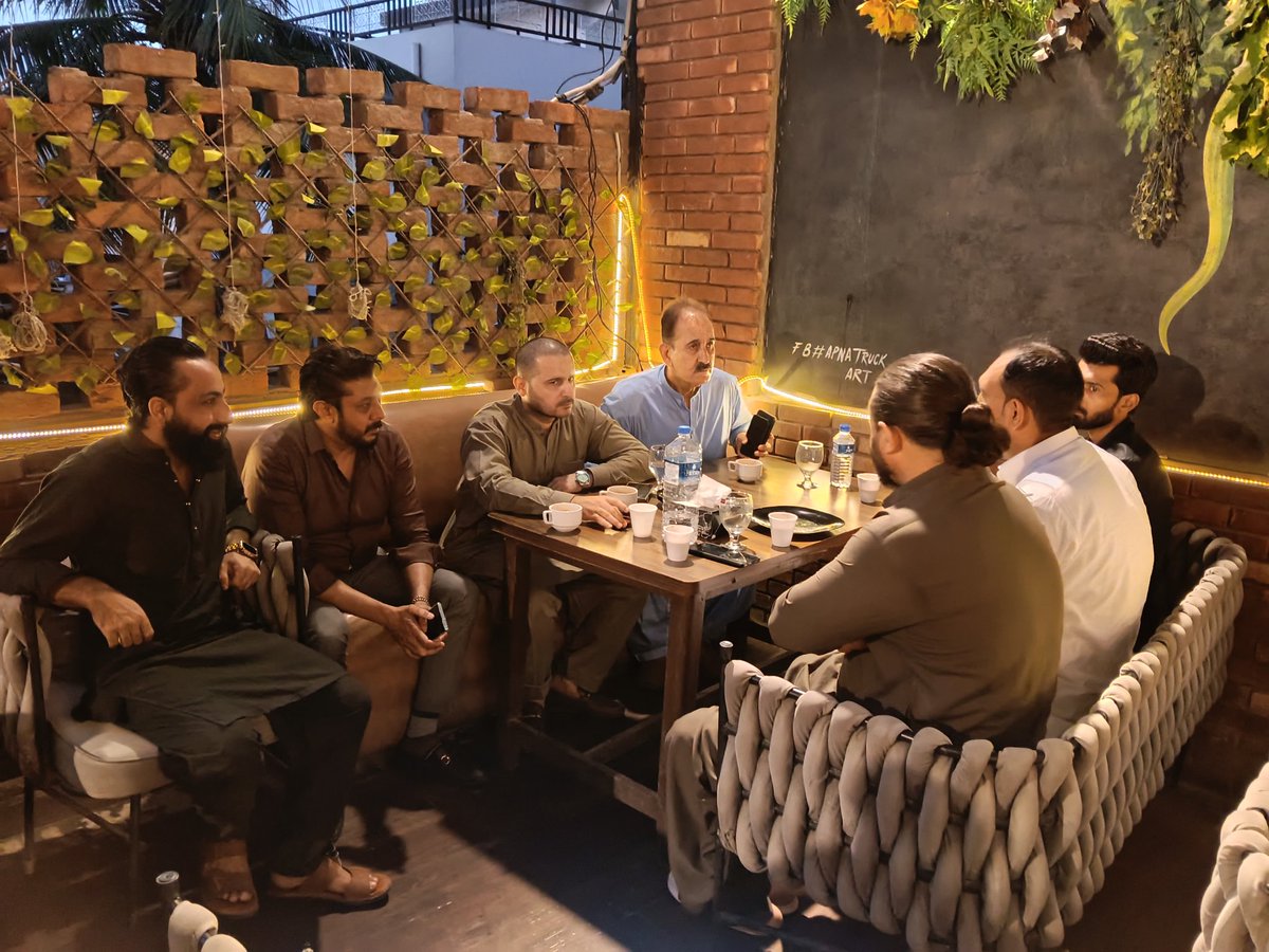 صدر پاکستان پیپلز پارٹی ڈسٹرکٹ سینٹرل سردار خان جنرل سیکرٹری شہزاد مجید میڈیا کوآرڈینیٹر حسن وراثی نائب صدر پی ایس ایف کراچی ڈویژن اکبر گلگتی و دیگر دوستوں کے ساتھ سیاسی نشست
