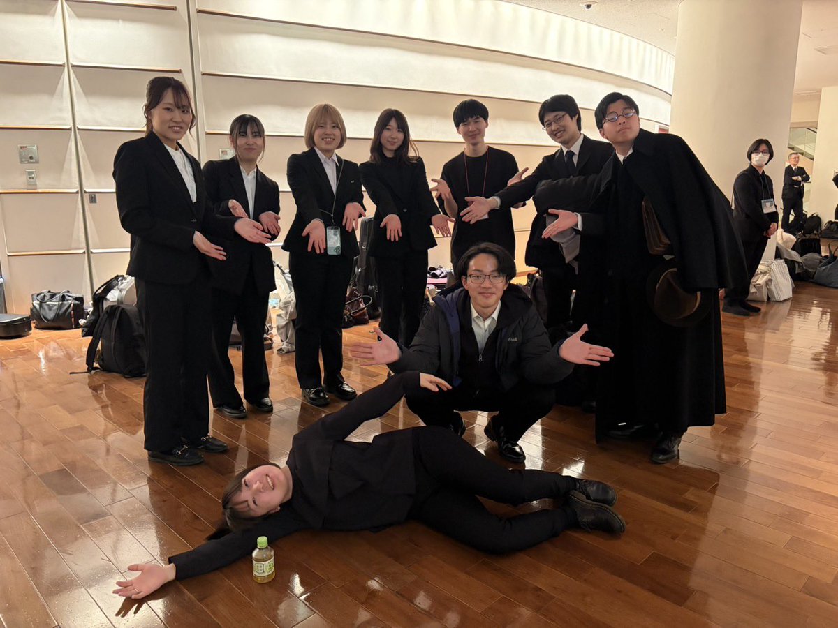 bone_menonote's tweet photo. 音大フェスオケ終演しました！
舞台チームで和気あいあいと１週間超を過ごさせていただきました！
そして演奏者の皆さま方大変お疲れ様でした！実のところ舞台裏から演奏会を聴いていて、さまざまな思いが駆け巡りましたが、それも含めてとてもいい経験でした
本当にありがとうございました！ https://t.co/iIkaX9ayYy