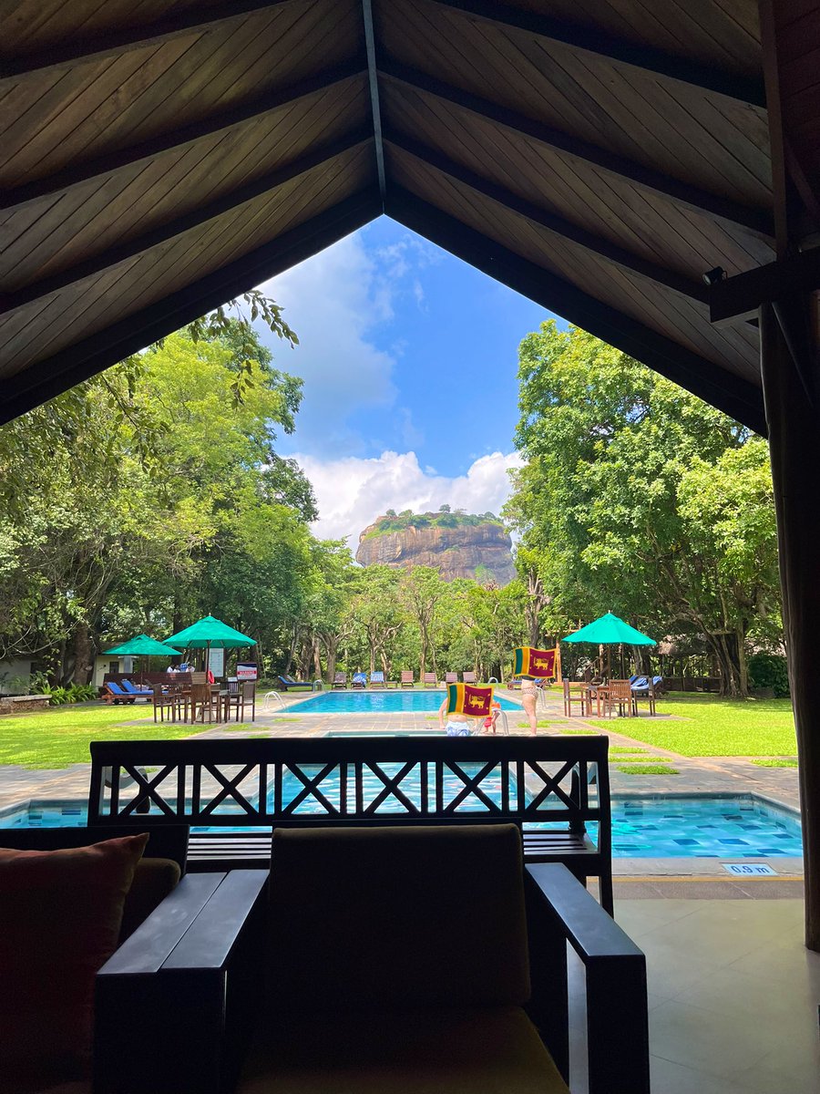 Yuki4Travel's tweet photo. 【🇪🇸🦁ホテル•シーギリヤ🌴🪨】

📍Hotel Sigiriya , Sri Lanka)
(スリランカ、シギリヤにあるホテル)
世界中から観光客が来る人気宿泊先🍹✨

プールに浸かったり、ホテルフロントや横のバーでゆったりしながら、目の前に世界遺産のシギリヤ・ロック（ライオンロック）がドーンと大きく見えちゃうお勧め宿！
夜はロマンチックな景色も見れます🌳🐒

朝から夜までこの景色を独り占めして、
泳ぎながら歴史を感じれる最高の贅沢😍

#ホテルシーギリヤ #スリランカ #ライオンロック

✍️注意事項⚠️
①シーギリヤロックまで近いけど、登山口の入り口まではここからは歩くことは歩けるけど実際は地味に遠いです。
朝は道の途中に自然のゾウさんが歩いてることも🐘🦣🇱🇰
車を借りてるならドライバーさんに頼むことをお勧め！！
(ドライバーに早朝頼むのは可哀想とか待たせるの悪いとかは気にしなくていいのです)
※その分チップは渡して...欲しいですが

②①同様ピドゥランガラロックも同じです🙌

③ここはビュッフェの夜ご飯つけることん勧めます！めっちゃ満足できるクオリティなのと外に行くと意外と周辺がローカルすぎて探すの疲れたり、周りのお店がたまに停電したりするのでww(実体験あり)

④予約を早くしておく！！
ここめっちゃ人気なので予約するなら早く！2人で泊まれば普通にクオリティに対してめっちゃ安いです🤭

⑤コンビニとか近くにないのでお菓子とかお酒とかつまみを部屋で楽しみたいお方は道中のスーパーで爆買いしておくことをお勧めします🫡
※ダンブッラで買うのがよいです！
むしろその先は買えるチャンス減