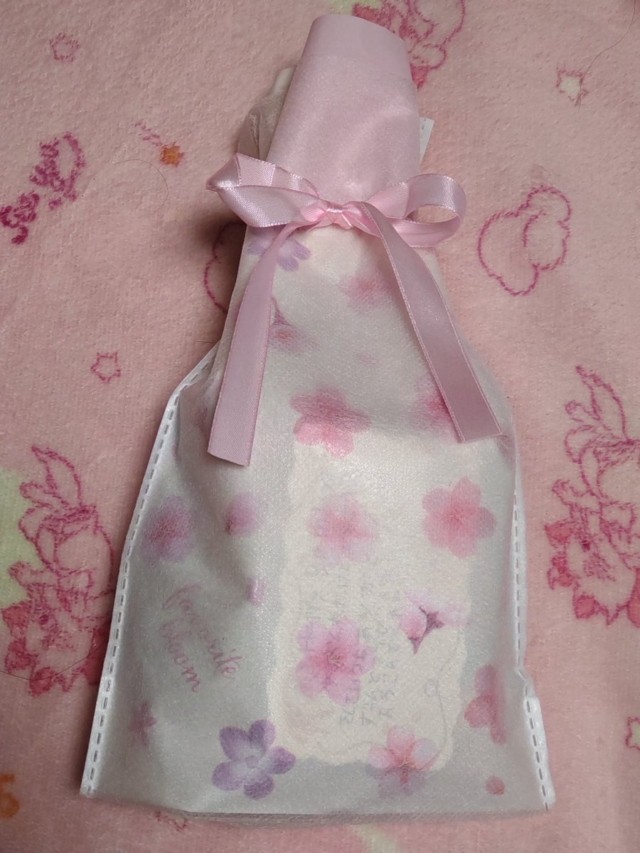 Momico325's tweet photo. 娘から誕生日プレゼントもらった！
一昨日、春休みで友達と遊びに出掛けた時に友達と一緒に選んでくれたらしい。私の推しのポムポムプリン選んでくれた。
ありがとう。娘の気持ちがすごく嬉しい。
来月(4月)の娘の誕生日には、【私から】何かプレゼントしたいな。何をあげようかな(*´ω｀*) https://t.co/v66Q6aomnF