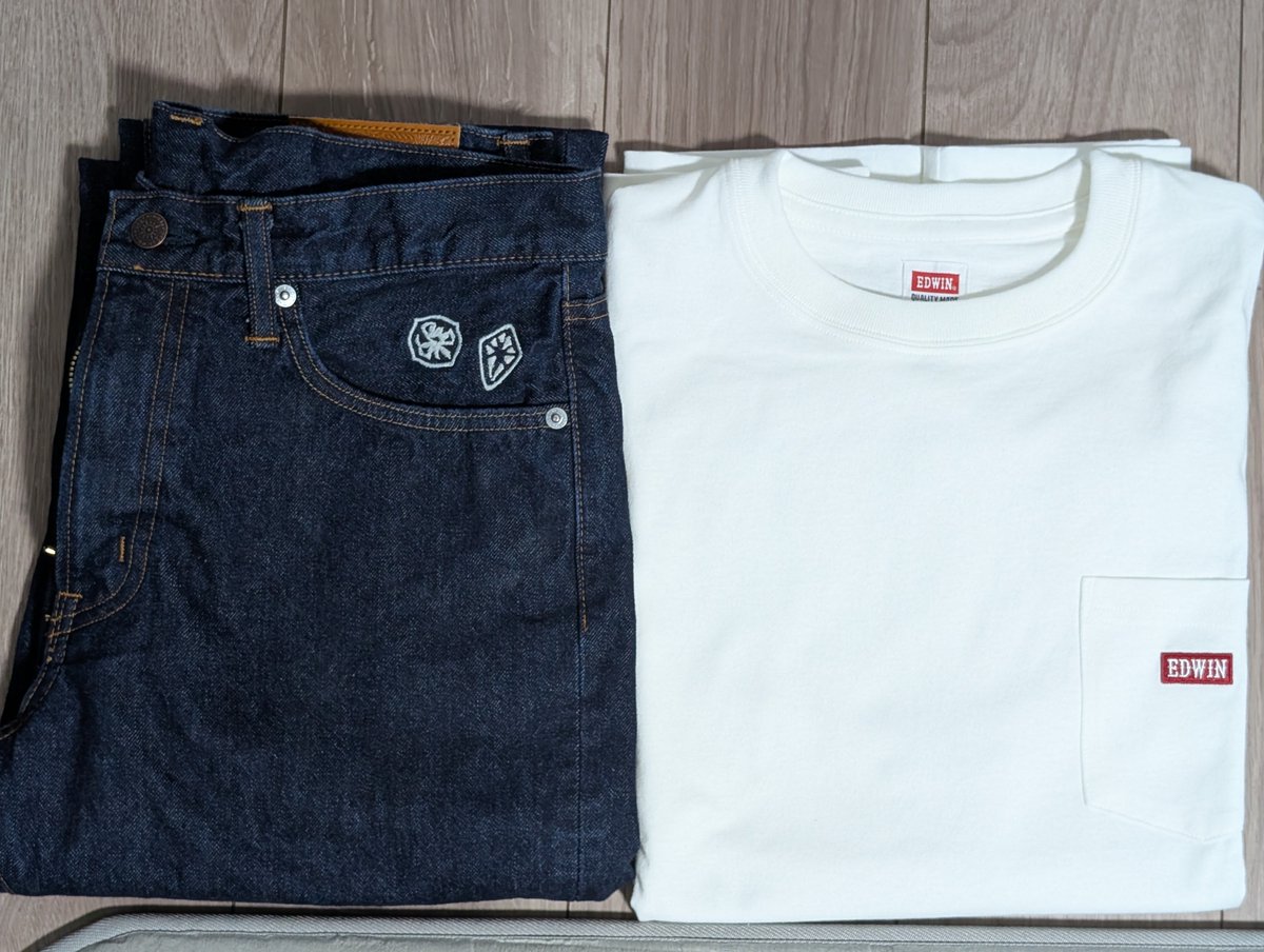 bms125ex's tweet photo. 帰宅したらEDWINさんからサガコラボのジーパンとTシャツが着弾済🐈‍⬛
SAGAロゴが最高です✨️
シャツ背中側のデザインも良きで、なんとなくプリント厚めで丈夫な気がする🤔
タイトーの全滅Tシャツも良いけどややジャンルが違う
TGS2日間行くからそれぞれ着ていくかな😁リュックで隠れるけど https://t.co/GJ8Uh8cdVr