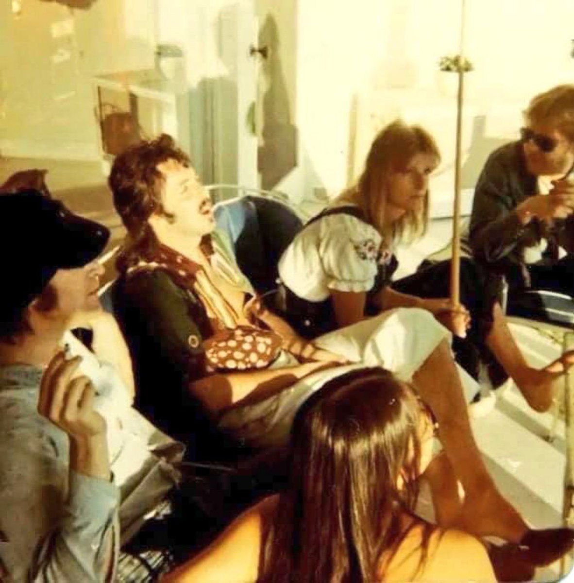 Beatlesfab40's tweet image. OTD 29MAR1974 Paul and Linda McCartney paid a visit to the Santa Monica house rented by #JohnLennon which resulted in the last ever photographs of John Lennon and Paul McCartney being pictured together. 
📷 Photo 1 taken by May Pang &amp;amp; photo 2 by Mal Evans. #Beatles