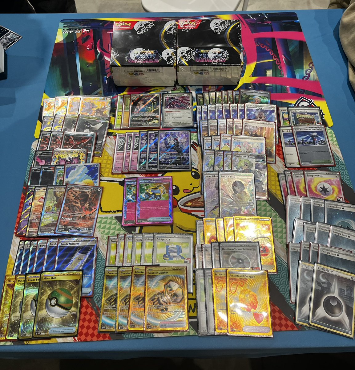 Piro4L's tweet photo. 38th/1338 at Seville special event 
6 munki is optimal 

S/O to my bro @sssssalvatore_ that played the bad decklist of Absol box(in photo)for T256🐄

Genesect the goat🪲

+1 box +120 CP https://t.co/iSgSaYw1We
