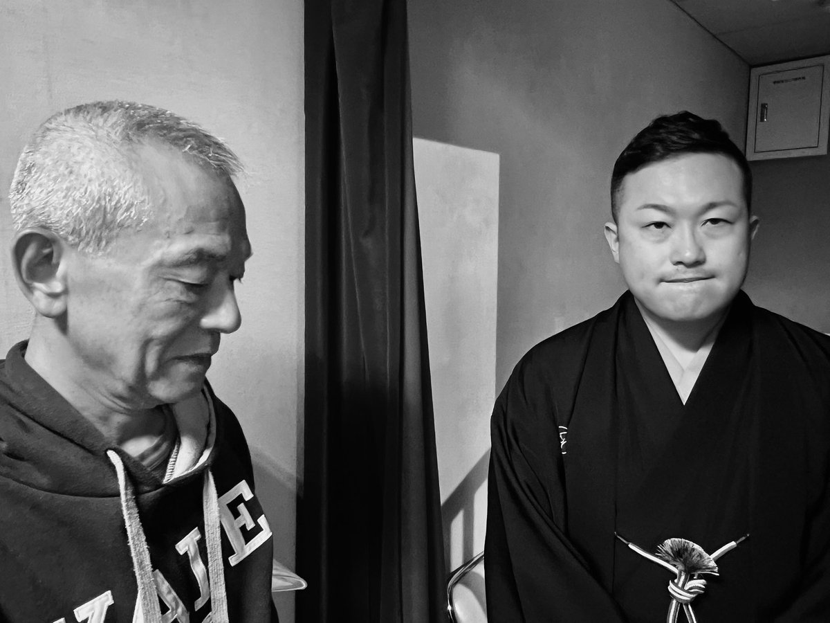 船遊亭船歌真打昇進披露興行。同期の扇辰兄のお弟子さん。口上並びましたす。　
しんがりに上がる弟子を高座袖まできて見送る師匠。
会話はなく出囃子だけが聞こえる。うふふ、