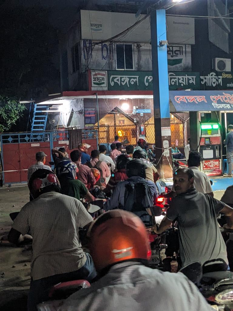 helbabu's tweet image. সারিবদ্ধ সাধারণ মানুষ বনাম বিশৃঙ্খল প্রশাসন। যখন দায়িত্বশীলরাই নিয়ম ভাঙার উদাহরণ তৈরি করেন, তখন তাকে আর যাই হোক যৌক্তিক বলা চলে না।

#SystemCorruption #RuleOfLaw #Equality #Bangladesh #PublicAwareness #SocialJustice