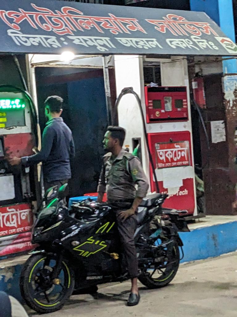 helbabu's tweet image. সারিবদ্ধ সাধারণ মানুষ বনাম বিশৃঙ্খল প্রশাসন। যখন দায়িত্বশীলরাই নিয়ম ভাঙার উদাহরণ তৈরি করেন, তখন তাকে আর যাই হোক যৌক্তিক বলা চলে না।

#SystemCorruption #RuleOfLaw #Equality #Bangladesh #PublicAwareness #SocialJustice