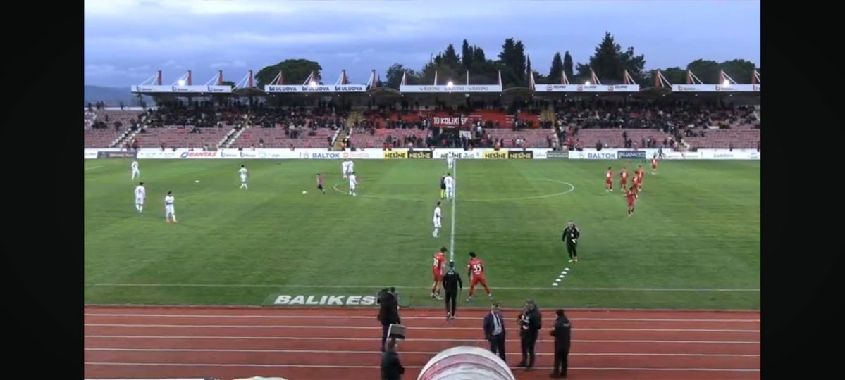 Geçen hafta sosyal medya da Uşakspor tribünlerine atıp tutan balıkesirspor tribünleri bu hafta play off yolunda büyük avantaj elde etmelerine rağmen boş tribünlere oynuyor.