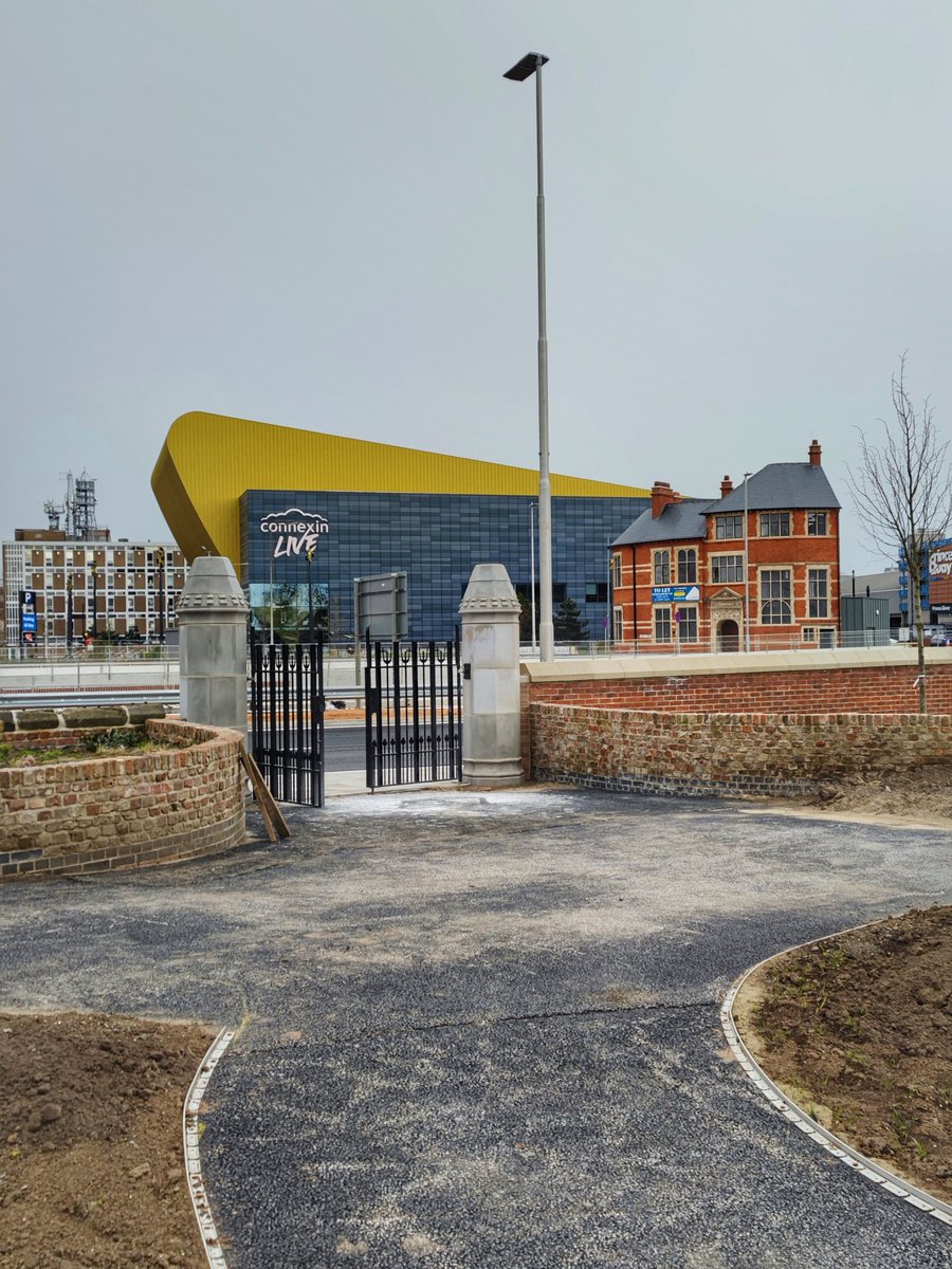 HullImages's tweet image. The Connexinlive Arena and the beautifully restored Castle Chambers. Taken from near the entrance to the restored Cemetery by the A63.

#hull #yorkshire #travel #architecture #photography