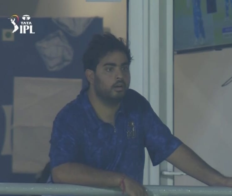 FarziCricketer's tweet photo. "Ye toh purani Mumbai Indians wala update install kar diya" https://t.co/yQM3WWMAee