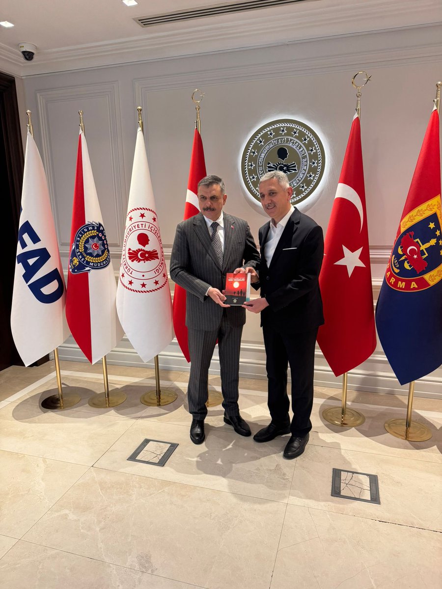 mehirvakfi's tweet photo. Vakfımız Mütevelli Heyeti Üyesi Abdullah Şafak Bey İçişleri Bakanı Sayın Mustafa Çiftçi Beyefendiyi ziyaret etti. Ziyarette Vakfımızın bireysel ve toplu düğün faaliyetleri ve ilmi çalışmaları hakkında kısa bir bilgi verdi. Nazik kabulleri için kıymetli bakanımıza çok teşekkür ederiz. @mehirvakfi @abdullahsafak74 @TC_icisleri @mustafaciftcitr