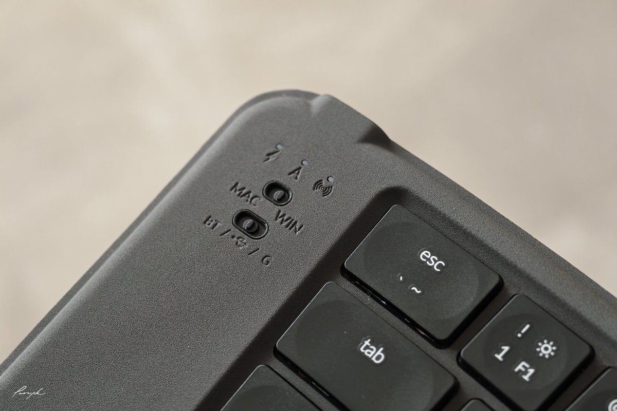 KeychronMK's tweet photo. "Super thin and compact, with a unique V-shape and a surprisingly comfortable typing feel."
— 🖊️ Review & 📸 Photo @Paraph14
#Keychron #KeychronB11Pro #FoldableKeyboard #VShapeKeyboard #PortableKeyboard #ThinKeyboard #TechGear #WirelessKeyboard https://t.co/lPdFmjRgjS