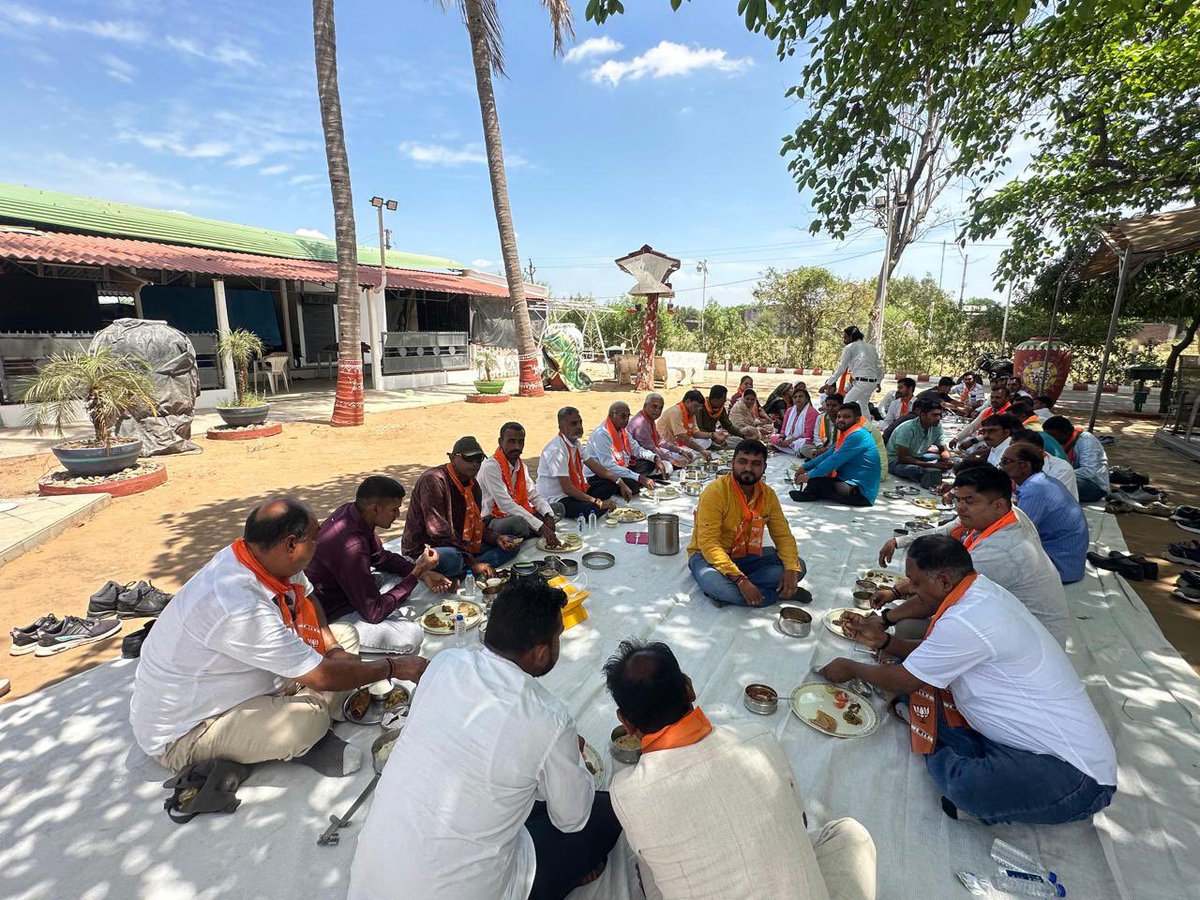 आज गुजरात के आनंद जिले के उमरेठ तालुका मंडल के “मन की बात टिफिन के साथ” कार्यक्रम में रहकर माननीय प्रधानमन्त्री जी के मन की बातो को सुनने और बाद में आगामी कार्य और कार्यक्रम के विषय पर उपस्थित पदाधिकारी कार्यकर्ताओं से बातचीत करने का अवसर मिला।
  बैठक के उपरान्त सभी के द्वारा घर