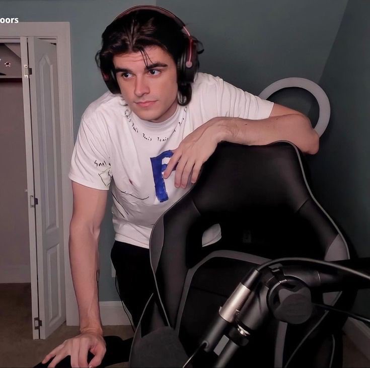 Alexa⟭⟬⁷ ⊙⊝⊜ | 🦈💛💜 tweet media