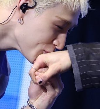 joy ႔ ႔ tweet media