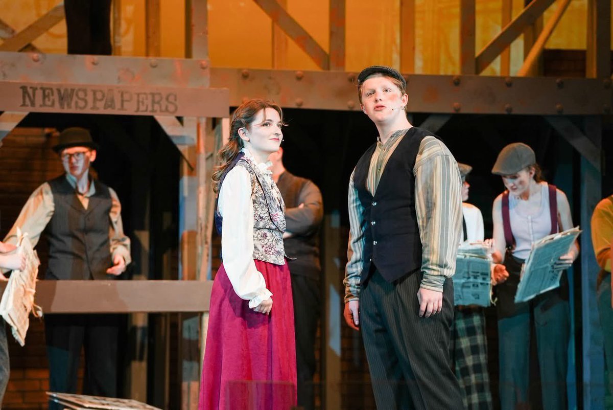 Last chance to see this duo onstage in NEWSIES! 

⏰2 pm today! 
🎟️Online or at the door monarchtheatreplvhs.ludus.com/200516696