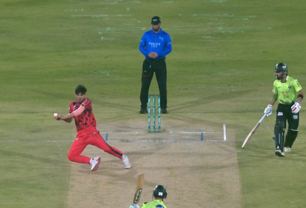 geosupertv's tweet photo. Mir Hamza takes a sensational return catch! 🔥

Mohammad Naeem goes for 13 as Qalandars lose their second wicket

Follow Live: https://t.co/Iisj0yqYMO

#PSL11 #LQvKK https://t.co/hmCbABOYTL