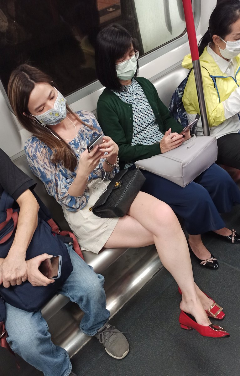 qwertyuiopon9's tweet photo. 港女系列

RV挑鞋玩，好L正

#RV #港女系列 #玩鞋 #港女鞋 https://t.co/9SYcCYaLDO