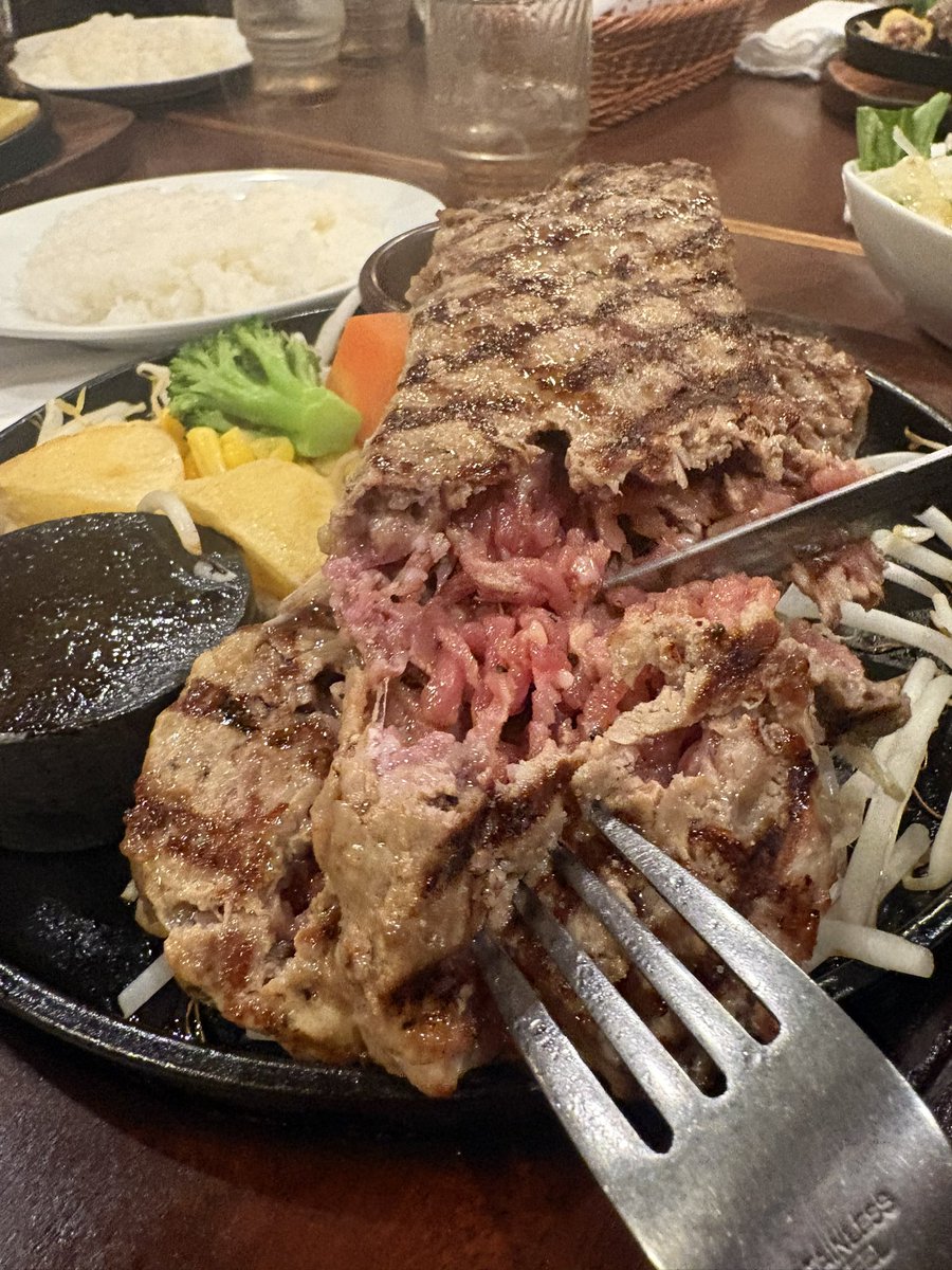 sayo_muta's tweet photo. サバゲーのあとは肉🍖
みんな540gをペロリ😋🍴✨
すげぇ👏👏👏

 #カウベル https://t.co/qUrGXrdRrW