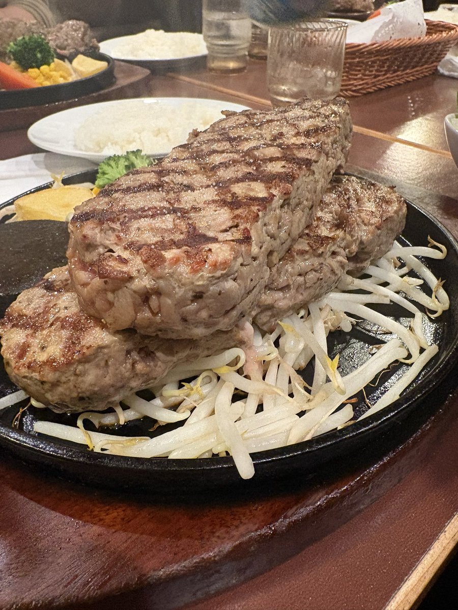 sayo_muta's tweet photo. サバゲーのあとは肉🍖
みんな540gをペロリ😋🍴✨
すげぇ👏👏👏

 #カウベル https://t.co/qUrGXrdRrW
