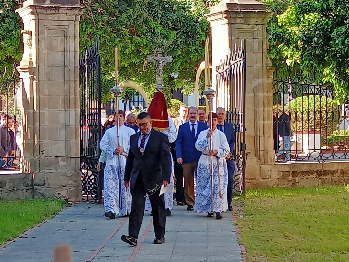 SJBLosDescalzos's tweet photo. Así hemos celebrado el Domingo de Ramos en nuestra parroquia,juntos,  en familia.
Qué tengáis una buena y Santa Semana Santa, que nuestro comportamiento en la calle sea luz para otros
Qué reflexionemos y sigamos a Cristo ahora más que nunca. https://t.co/jG2Q4PQ7yv