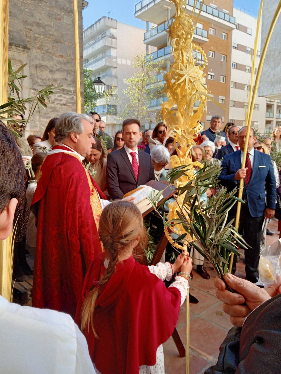SJBLosDescalzos's tweet photo. Así hemos celebrado el Domingo de Ramos en nuestra parroquia,juntos,  en familia.
Qué tengáis una buena y Santa Semana Santa, que nuestro comportamiento en la calle sea luz para otros
Qué reflexionemos y sigamos a Cristo ahora más que nunca. https://t.co/jG2Q4PQ7yv
