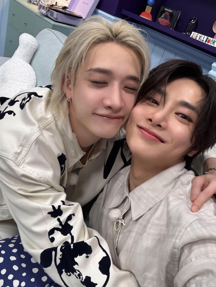 CHAN YAOI CANNOT HURT ME LEAVE ME ALONE 😭😭😭😭😭 tweet media