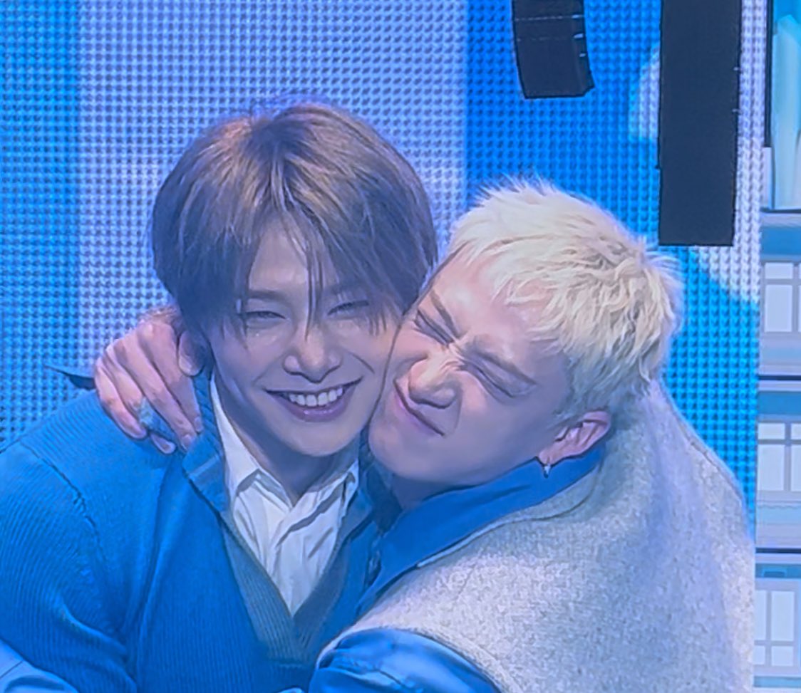 CHAN YAOI CANNOT HURT ME LEAVE ME ALONE 😭😭😭😭😭 tweet media