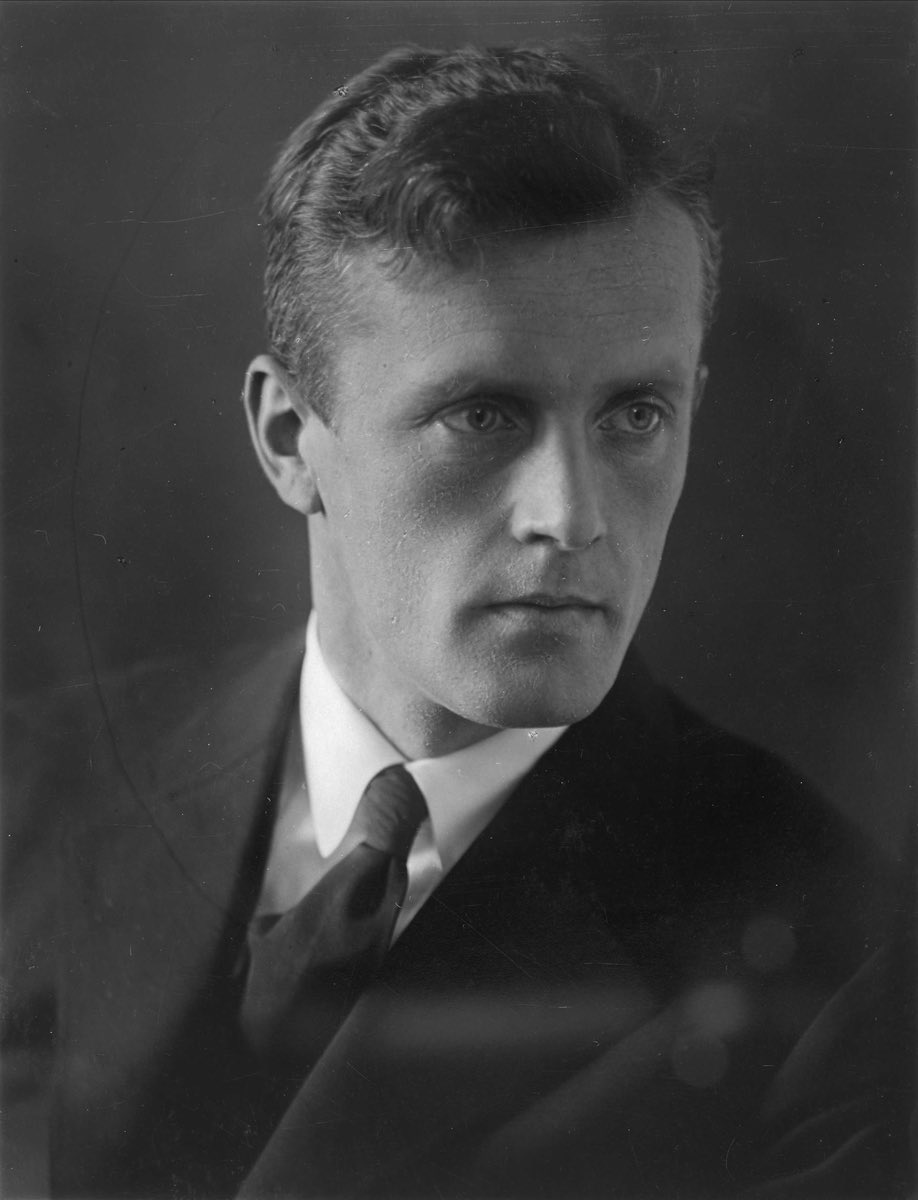 2001 Live tweet media