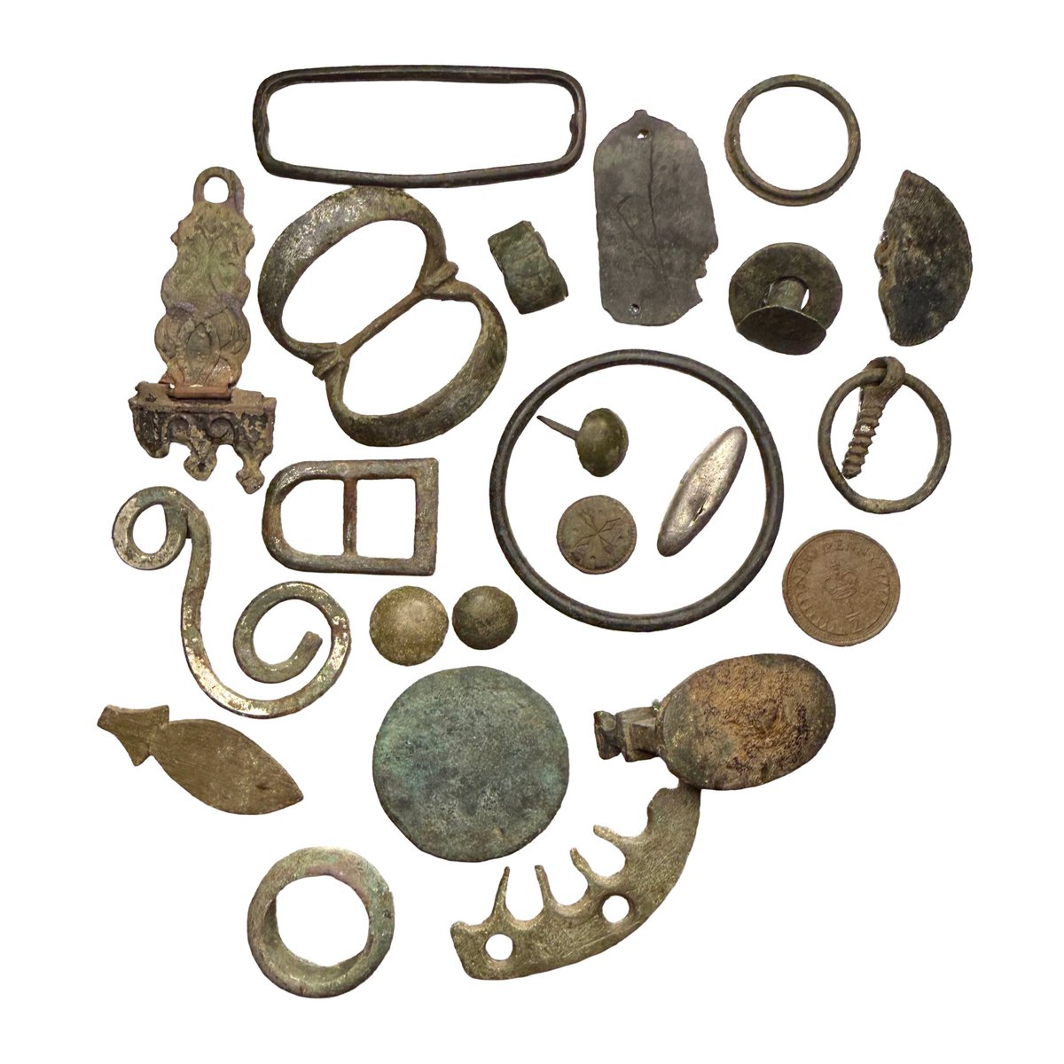KH05PER's tweet photo. Active little field, loads of holes dug and found a few interesting items. Busy morning digging. #metaldetecting #history #detecting #metaldetectingfinds https://t.co/ttdBUuuVdw