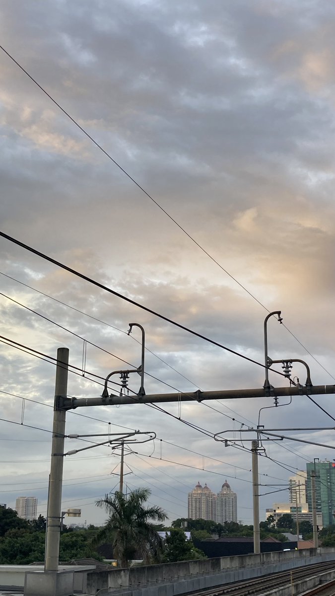 rekapitulasi kegiatan hari ini adalah berkelana dan bengong di mrt ((kelewat sampe cipete))