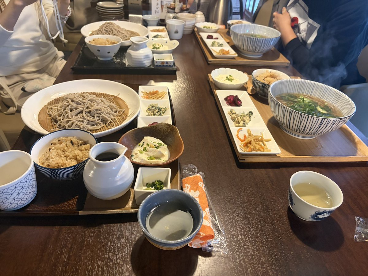 miole24's tweet photo. 御金神社🙏🏻
金運・招福・開運の御利益があるとされる神様💰

ランチは、芸能人御用達のお蕎麦屋さん「たつ市」🥢
有名人のサイン色紙が店内にいっぱい❣️
おいしかったぁ〜💞 https://t.co/8q8oAY7VJV
